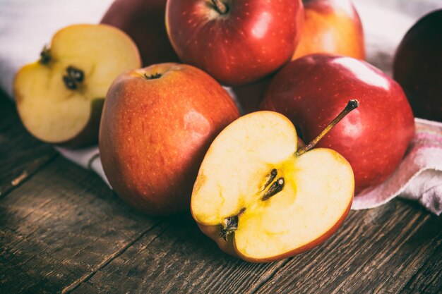 Frische reife rote Äpfel