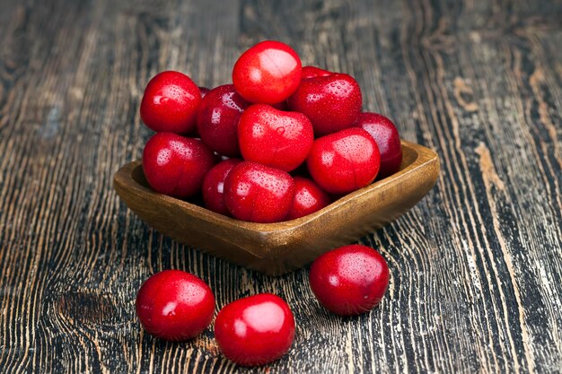 Frische reife rote Süßkirschen, geerntete reife Süßkirschen von roter Farbe bedeckt mit Wassertröpfchen