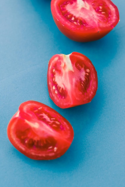 Frische reife rote Tomaten auf blauem Hintergrund Bio-Gemüselebensmittel