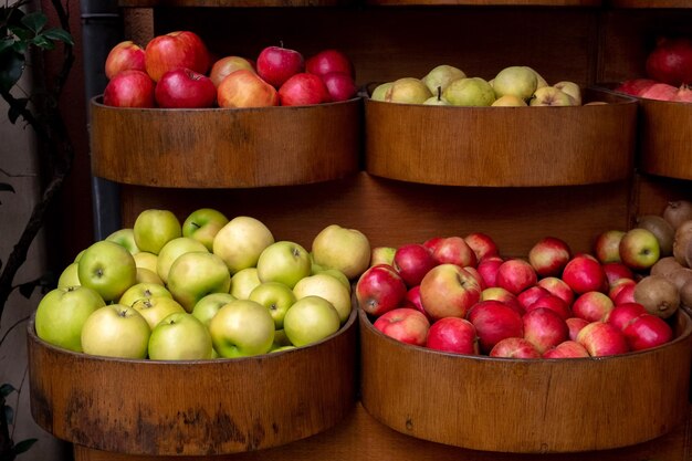 Frische reife rote und grüne Äpfel in Holzkorb auf dem Bauernmarkt Bio-frische Früchte Gesunde Ernährung