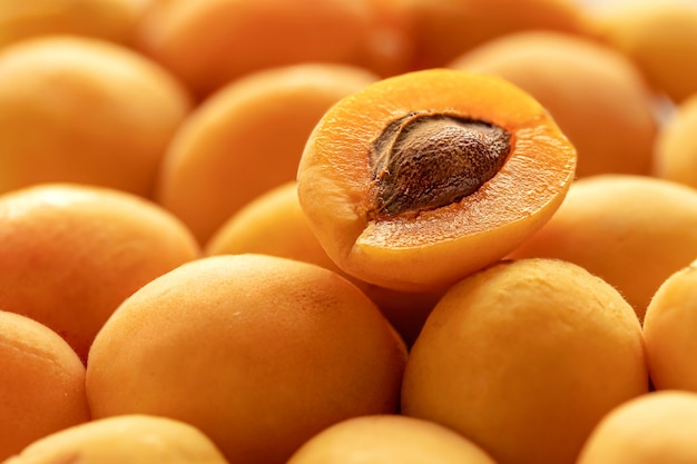 Frische reife saftige Aprikosenfruchthintergrundnahaufnahme