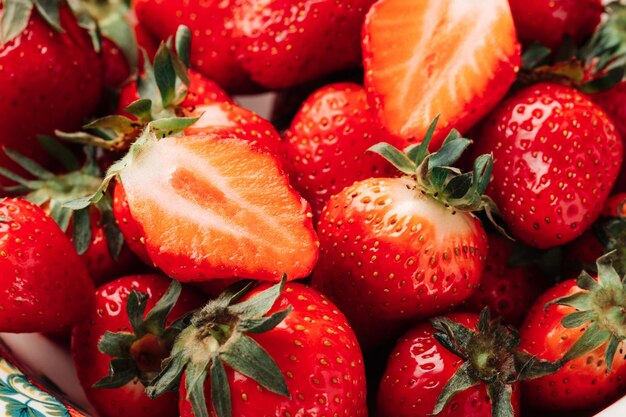 Frische reife saftige Erdbeeren in einer Schüsselnahaufnahme