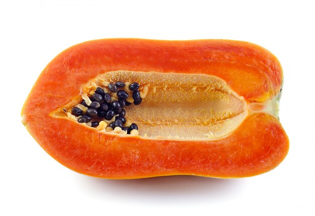 Frische reife saftige Papaya-Scheibe isoliert