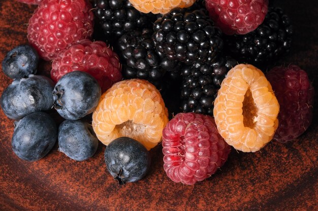 Foto frische reife süße sommerbeeren mischen zum nachtisch ohne zucker nahaufnahme makrofotografie