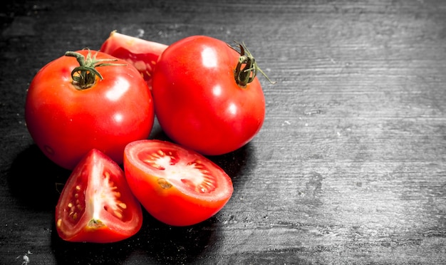 Frische reife Tomaten auf hölzernem Hintergrund