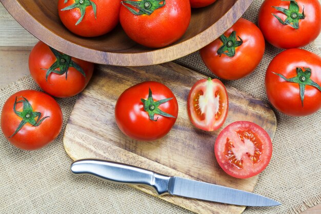 Frische reife Tomaten auf hölzernem Hintergrund.