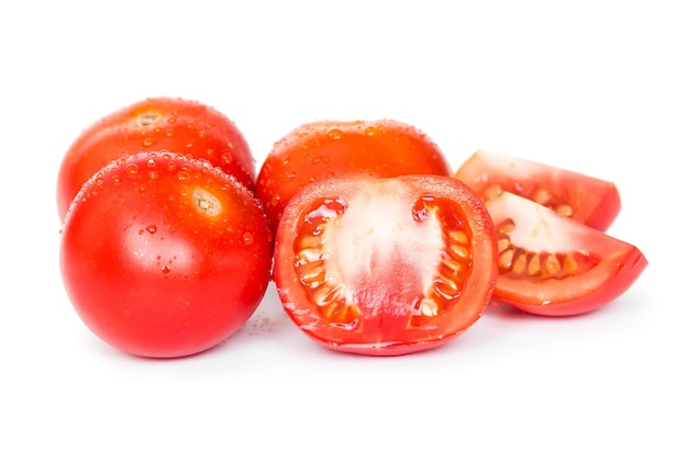 Frische reife Tomaten isoliert auf weißem Hintergrund