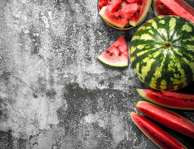 Frische reife Wassermelone. Auf einem rustikalen Tisch.