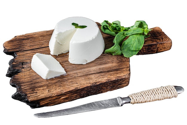 Foto frische ricotta-creme käse auf holzplatte mit basilikum isoliert auf weißem hintergrund top-view