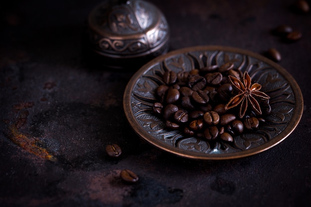 Frische Röstkaffeebohnen auf einer schönen Platte