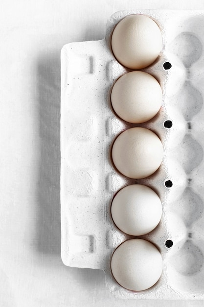 Frische rohe Bio-Eier im Karton