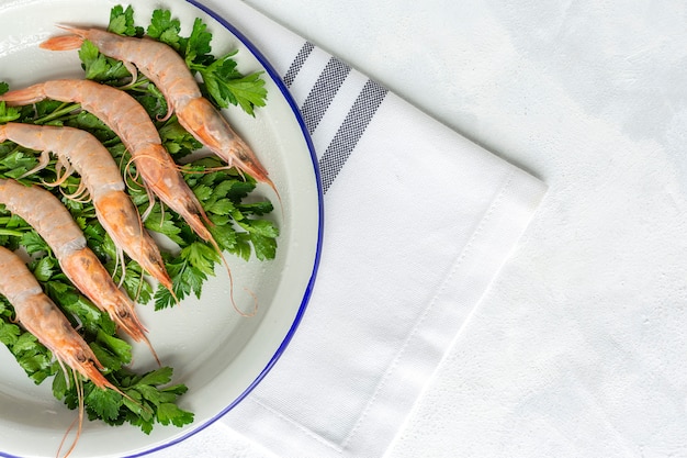 Frische rohe Garnelen zum Kochen vorbereitet