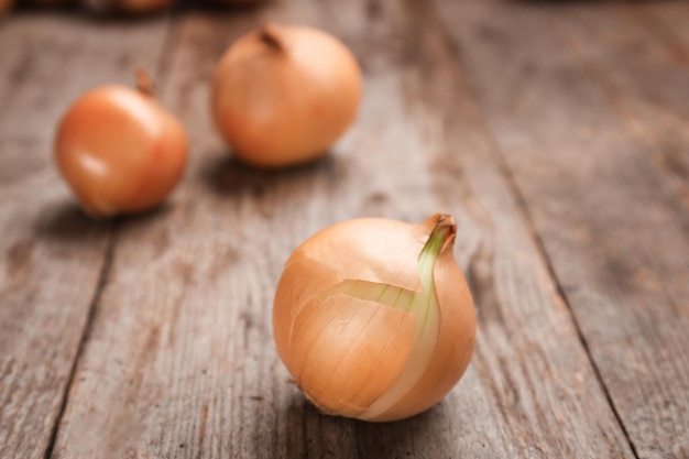 Frische rohe gelbe Zwiebel auf Holzhintergrund