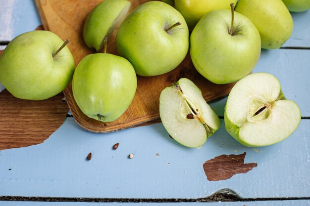 Frische rohe grüne Äpfel auf dem hölzernen Hintergrund Gesundes Essen Saftige Früchte für alle