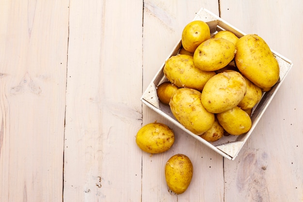 Frische rohe Kartoffeln in der Holzkiste