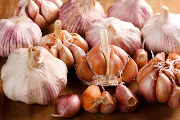 Frische, rohe Knoblauchknödel und Knoblaucke auf einem rustikalen Holztisch