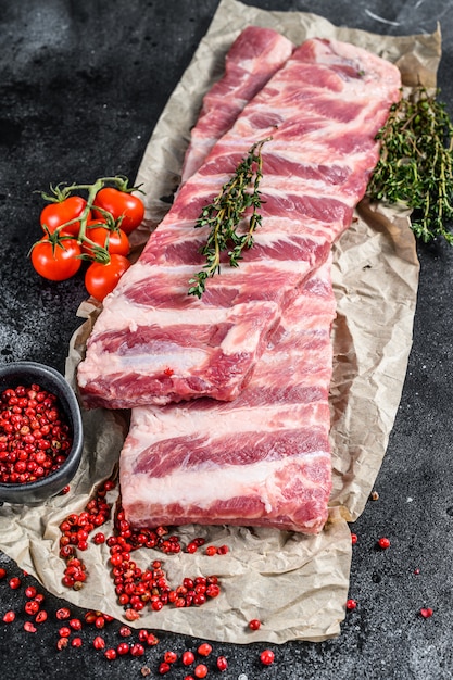 Frische rohe Lamm-Spareribs mit Gewürzen und Kräutern.