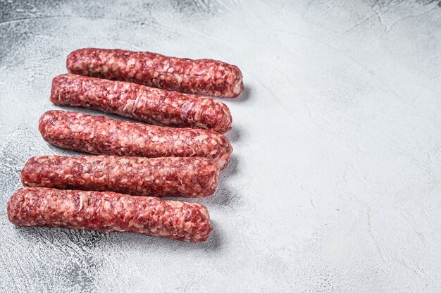 Foto frische rohe rindfleischfleisch kebabs würstchen