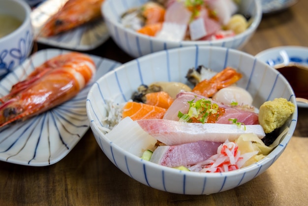 Frische, rohe Sashimi-Reisschüssel