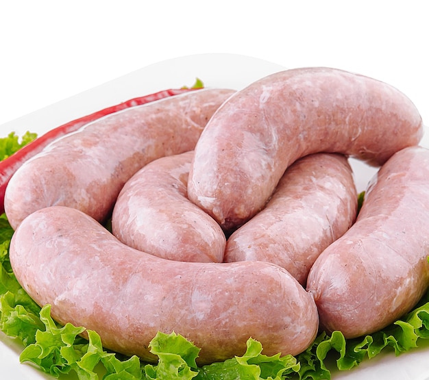 Frische rohe Schweinebratwurst isoliert auf weißem Hintergrund