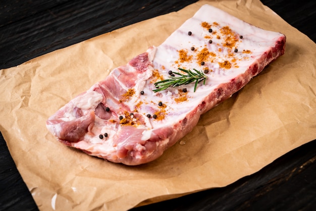 Frische rohe Schweinefleischrippen bereit zum Braten