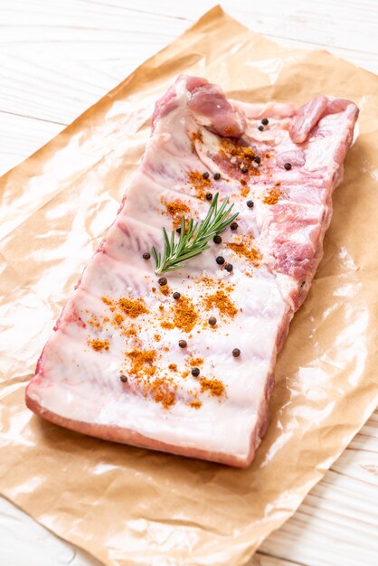 Frische rohe Schweinerippchen zum Braten bereit