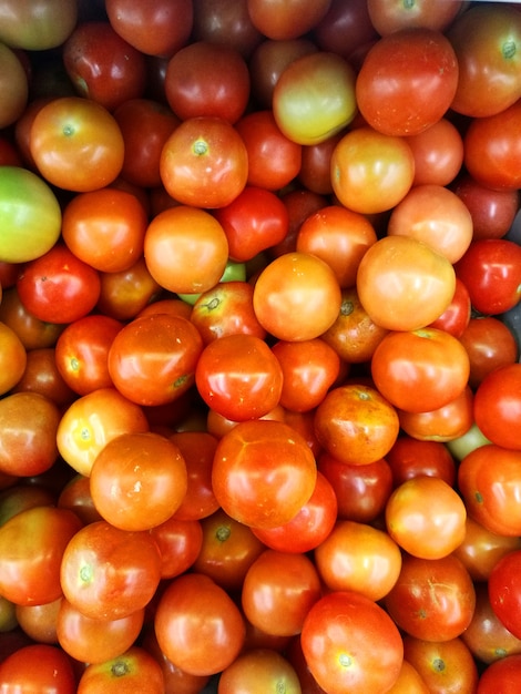 Frische rohe Tomaten im Supermarkt