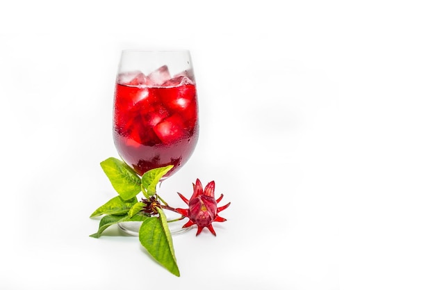 Frische Roselle-Blume Jamaika-Sauerampfer Rozelle oder Hibiscus sabdariffa und Glas Sauerampfersaft-Eistee lokalisiert auf weißem Hintergrund