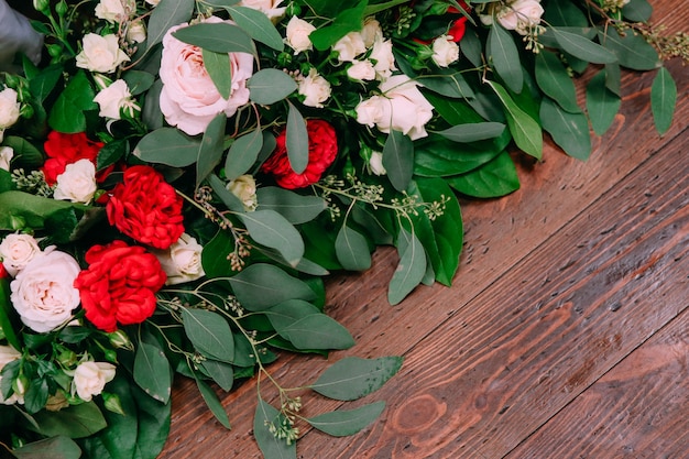 Frische Rosenblüte auf Holztisch