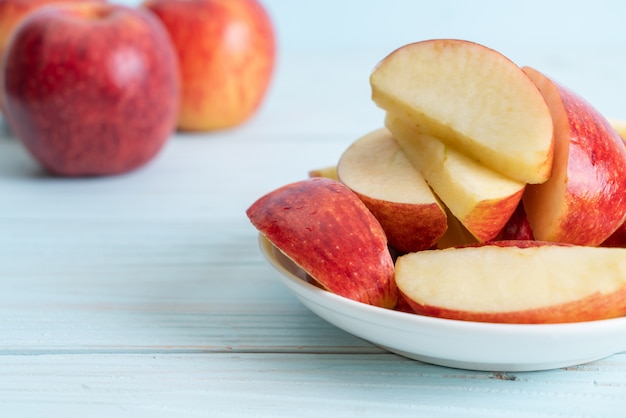 frische rote Äpfel in Scheiben geschnitten Schüssel