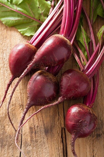 Frische Rote Beete auf hölzernem Hintergrund