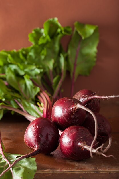 Frische Rote Beete auf Holztisch