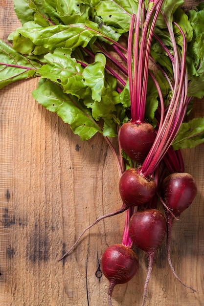 Frische Rote Beete auf Holztisch