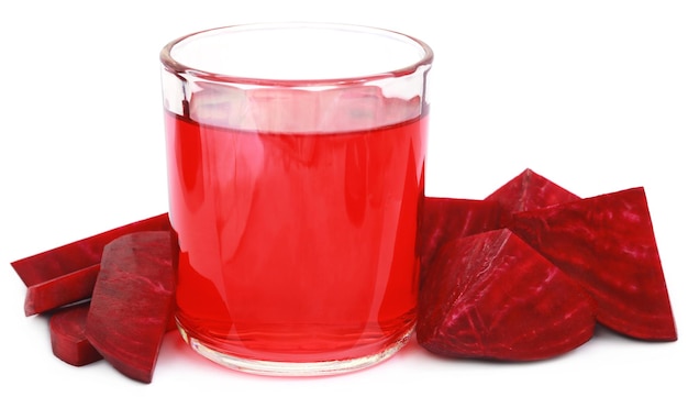 Frische Rote Bete mit Saft im Glas auf weißem Hintergrund