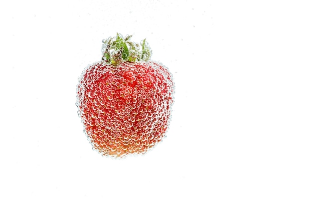 Frische rote Erdbeere mit Stiel mit Blasen isoliert auf weißem Hintergrund
