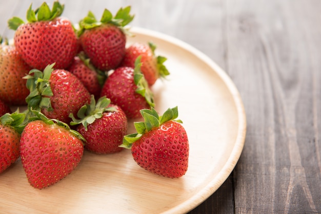 Frische rote Erdbeeren auf altem Holztisch