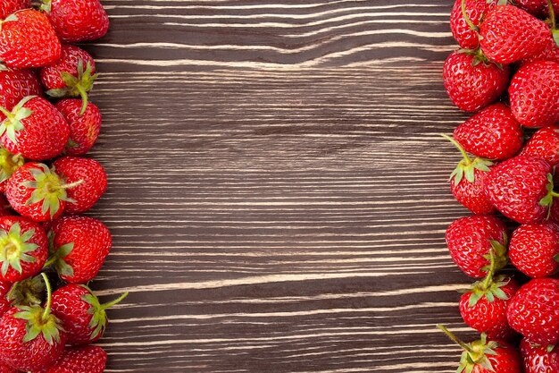 Frische rote Erdbeeren auf einem braunen Holztisch