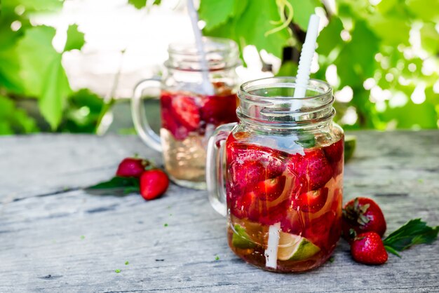 Frische rote Erdbeerlimonade