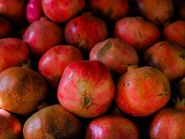 Frische rote Granatäpfel auf dem Markt