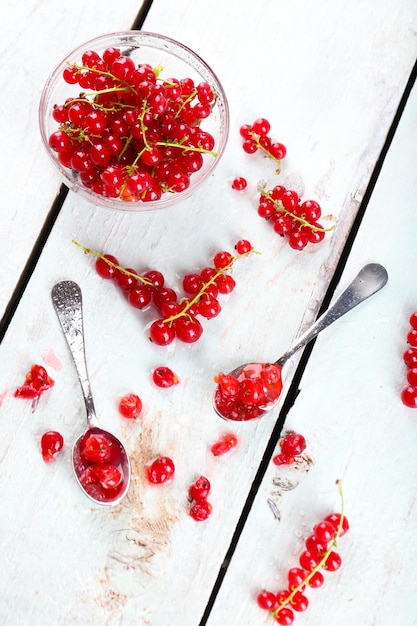 Frische rote Johannisbeeren auf Holztisch hautnah