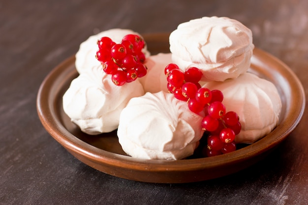 Frische rote Johannisbeeren und weiße Marshmallows