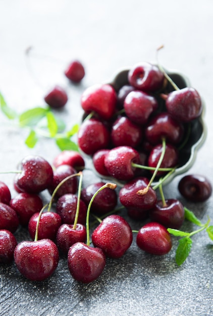 Frische rote Kirschen tragen in der Schüssel Früchte