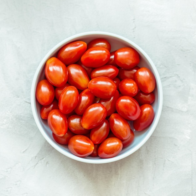 Frische rote Kirschtomaten im Kopienraum der Draufsicht der Schüssel