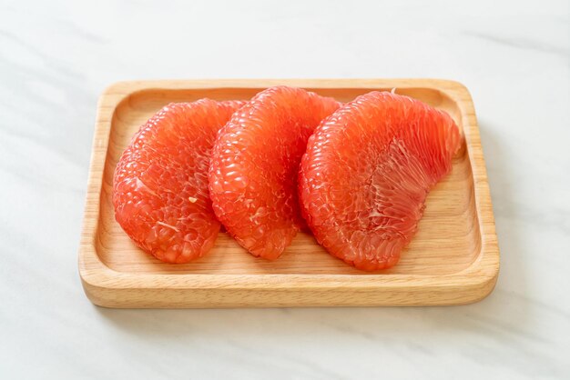 frische rote Pampelmusenfrucht oder Grapefruit auf Teller