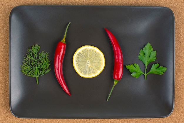 Frische rote Paprika und Zitrone auf einem Teller. Vitamin gesunde Nahrung.