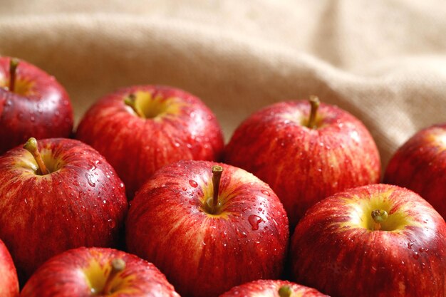 Frische rote Äpfel auf dem Holzboden