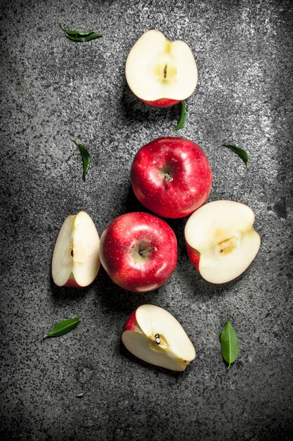 Frische rote Äpfel. Auf einem rustikalen Tisch.