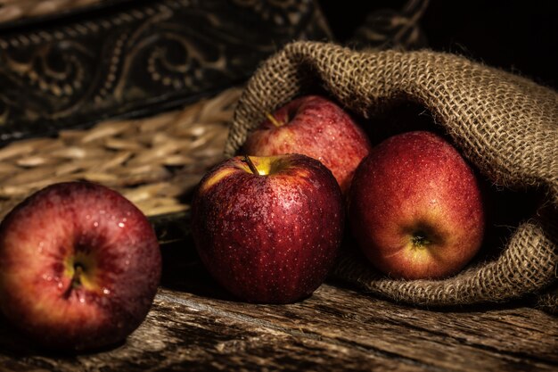 Frische rote Äpfel auf hölzerner rustikaler Tabelle