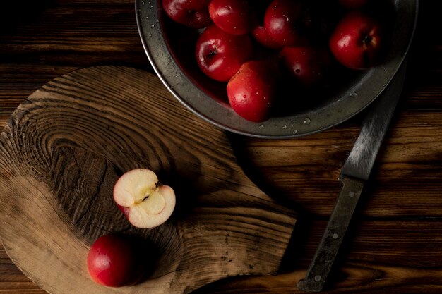 Frische rote Äpfel auf Holztisch. Auf hölzernem Hintergrund.