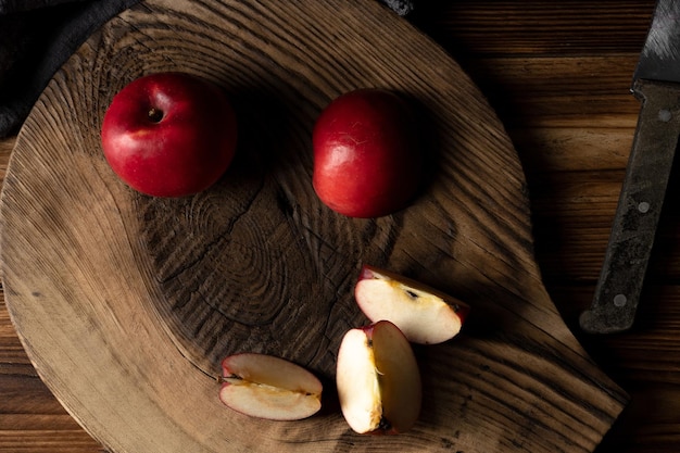 Frische rote Äpfel auf Holztisch. Auf hölzernem Hintergrund.